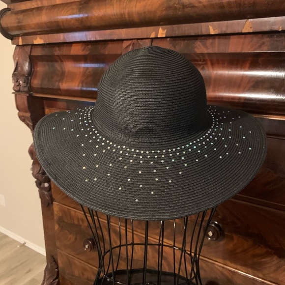 Bikini wrap and beach hat - Picture 3 of 4